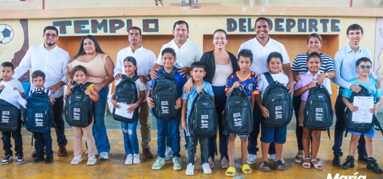 Alcaldía de Nobol entrega 1.382 kits escolares a estudiantes del cantón Alcaldía de Nobol entrega 1.382 kits escolares a estudiantes del cantón